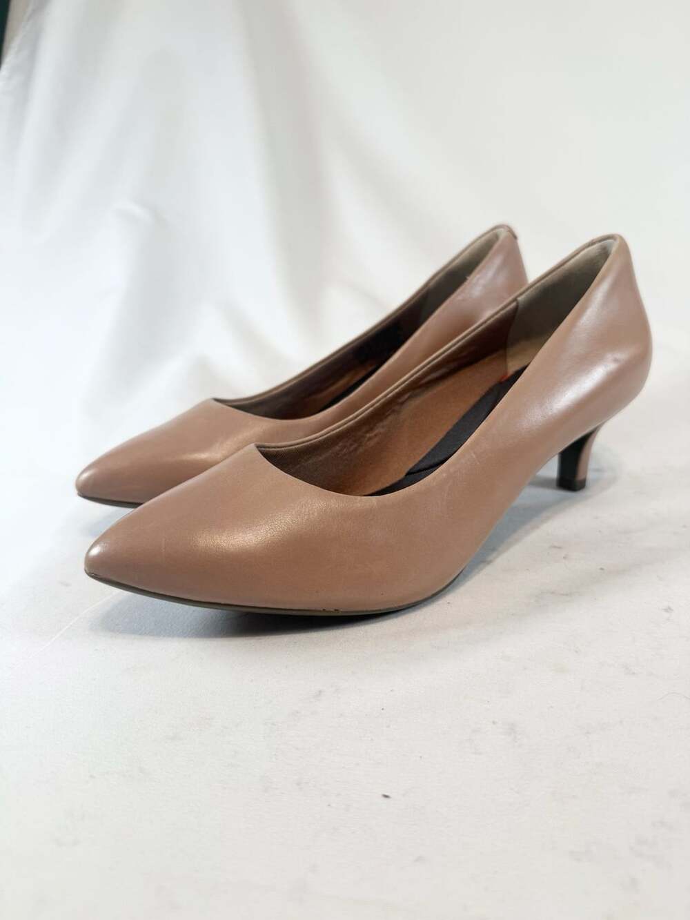Rockport Women's 7.5 Taupe Leather Pointed Toe Kitten Heel Pumps Total Motion tr